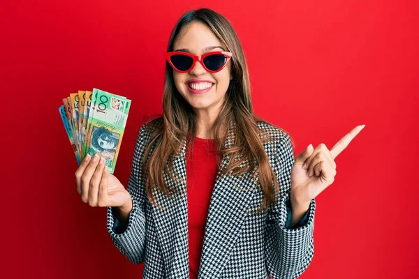 Jovem Morena Segurando Dólares Australianos Sorrindo Feliz Apontando Com Mão — Fotografia de Stock