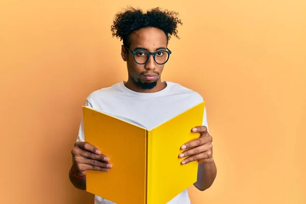 Sakallı Genç Afro Amerikalı Adam Kitap Okuyor Gözlük Takıyor Sıkıntıdan — Stok fotoğraf