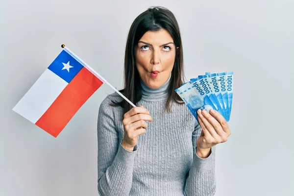 Joven Mujer Hispana Sosteniendo Bandera Chile Billetes Chilenos Haciendo Cara —  Fotos de Stock