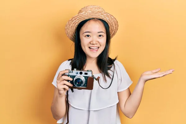 Jong Chinees Meisje Dragen Zomer Hoed Houden Vintage Camera Vieren — Stockfoto