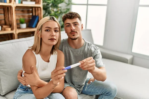 Jovem Casal Caucasiano Com Expressão Séria Segurando Teste Gravidez Casa — Fotografia de Stock