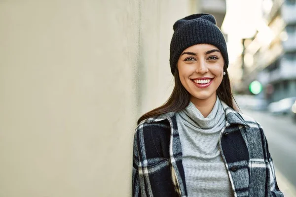 Jonge Spaanse Vrouw Glimlachend Gelukkig Staande Stad — Stockfoto