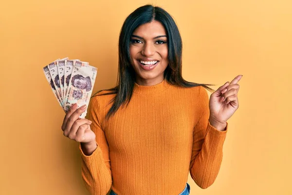 Mladá Latinskoamerická Transsexuální Transsexuálka Drží 500 Mexických Pesos Bankovek Šťastně — Stock fotografie