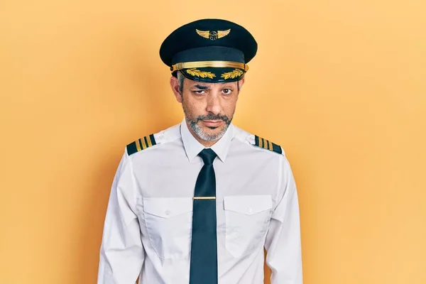 Schöner Mann Mittleren Alters Mit Grauen Haaren Flugzeugpilotenuniform Skeptisch Und — Stockfoto