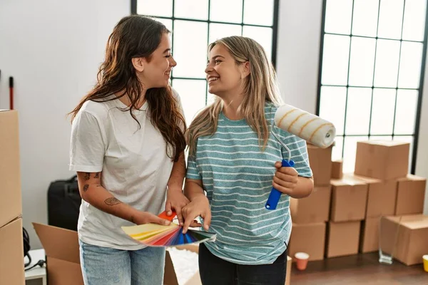 Pareja Joven Eligiendo Color Pintura Que Sostiene Rodillo Nuevo Hogar —  Fotos de Stock