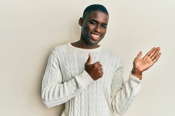 年轻的非洲裔美国人 身穿便服 手牵着手 竖起大拇指做手势 面带微笑 快乐而快乐 — 图库照片