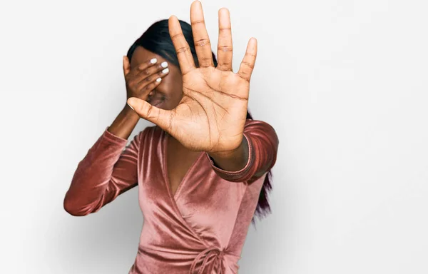 Jonge Afro Amerikaanse Vrouw Draagt Sexy Feestjurk Die Ogen Bedekt — Stockfoto