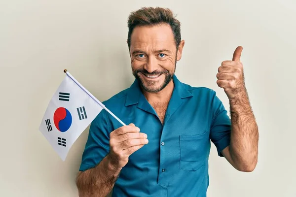 Homme Âge Moyen Tenant Drapeau Corée Sud Souriant Heureux Positif — Photo