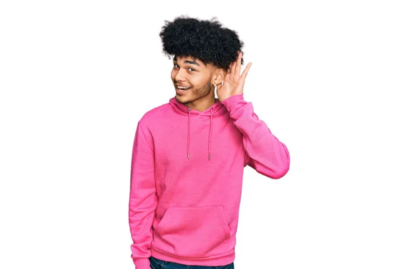 Joven Afroamericano Con Pelo Afro Usando Sudadera Rosa Casual Sonriendo — Foto de Stock