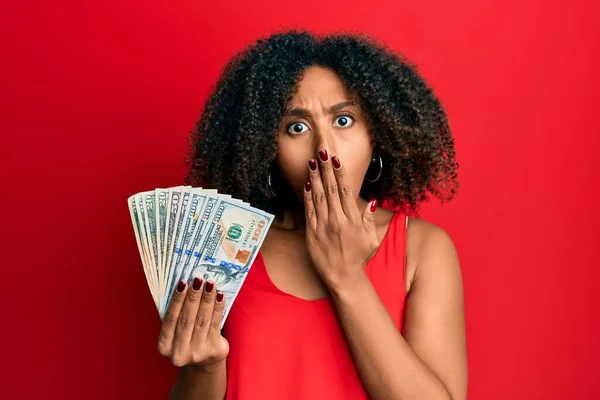 Mulher Americana Africana Bonita Com Cabelo Afro Segurando Dólares Cobrindo — Fotografia de Stock