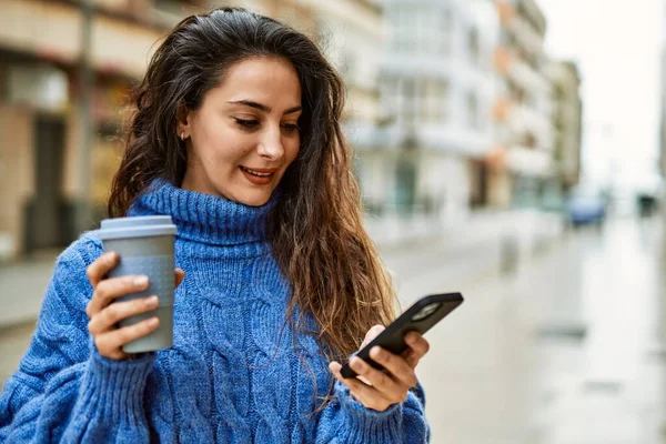 Νεαρή Ισπανίδα Γυναίκα Που Χρησιμοποιεί Smartphone Πίνοντας Καφέ Στην Πόλη — Φωτογραφία Αρχείου