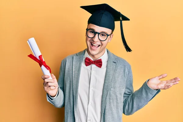 Νεαρός Καυκάσιος Σπασίκλας Άνδρας Φορώντας Γυαλιά Και Καπέλο Αποφοίτησης Και — Φωτογραφία Αρχείου
