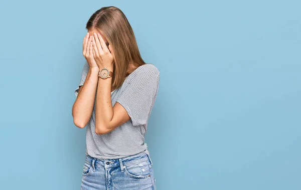 Piękna Młoda Blondynka Ubrana Luźne Ubrania Okulary Smutną Miną Pokrywającą — Zdjęcie stockowe