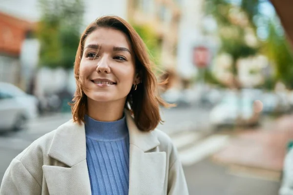 Ung Latinamerikansk Kvinna Ler Lycklig Stående Vid Staden — Stockfoto