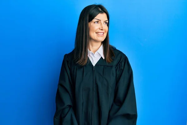 年轻的惊慌失措的女人穿着法官制服 面带微笑 表情自然地望向一边 充满自信地大笑 — 图库照片
