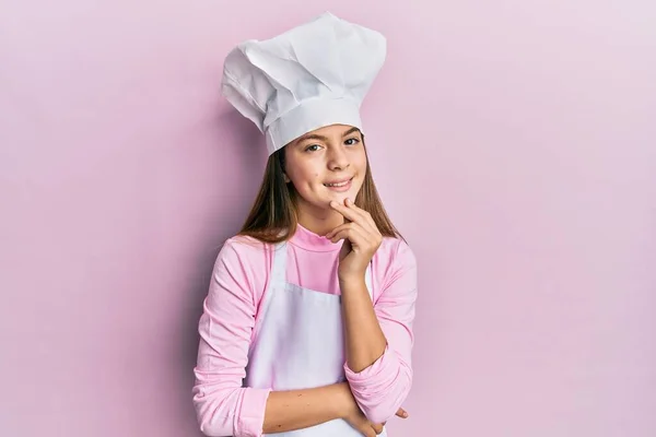 Hermosa Niña Morena Vistiendo Delantal Cocinero Profesional Sombrero Sonriente Mirando — Foto de Stock