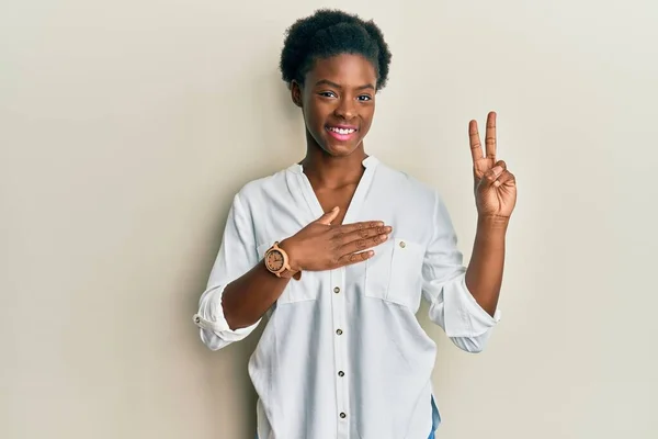 Νεαρή Αφρο Αμερικανίδα Που Φοράει Καθημερινά Ρούχα Χαμογελώντας Βρίζοντας Χέρι — Φωτογραφία Αρχείου