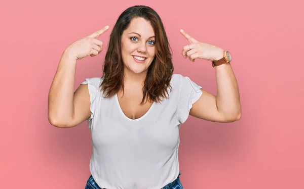 Junge Size Frau Lässigem Weißem Shirt Lächelt Und Zeigt Mit — Stockfoto