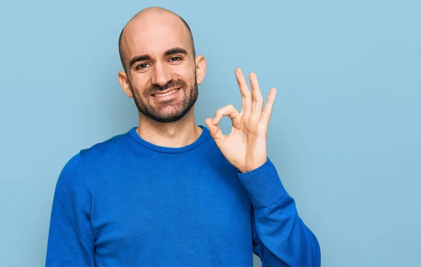 Joven Hombre Hispano Con Ropa Casual Sonriente Positiva Haciendo Signo —  Fotos de Stock