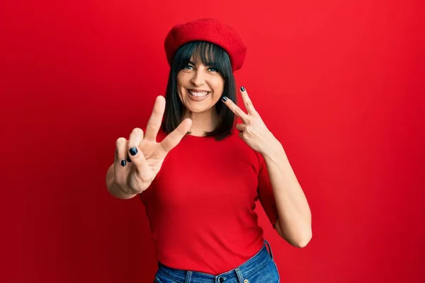 Mulher Hispânica Jovem Vestindo Olhar Francês Com Boina Sorrindo Olhando — Fotografia de Stock