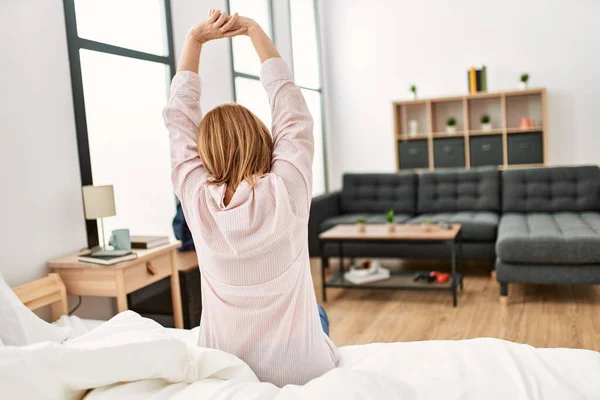 Mulher Loira Meia Idade Esticando Braços Acordando Cama Casa — Fotografia de Stock