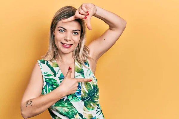 Hermosa Mujer Caucásica Con Vestido Verano Sonriente Haciendo Marco Con —  Fotos de Stock