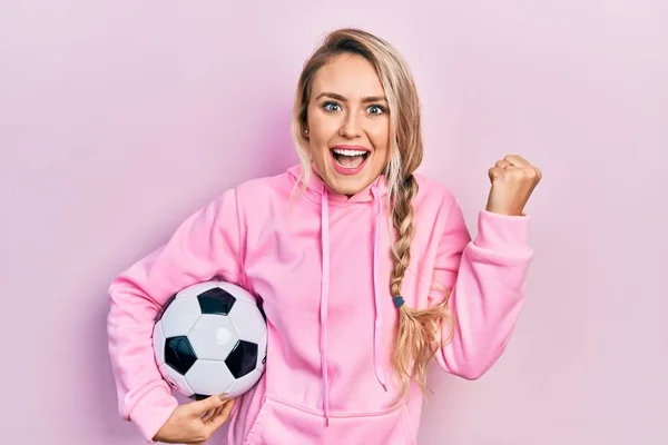 Futbol Topunu Tutan Güzel Sarışın Kadın Gururla Bağırıyor Zaferi Kutluyor — Stok fotoğraf
