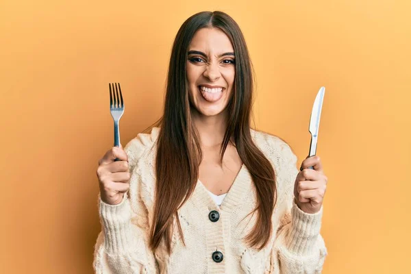 Bela Morena Jovem Mulher Segurando Garfo Faca Pronto Para Comer — Fotografia de Stock