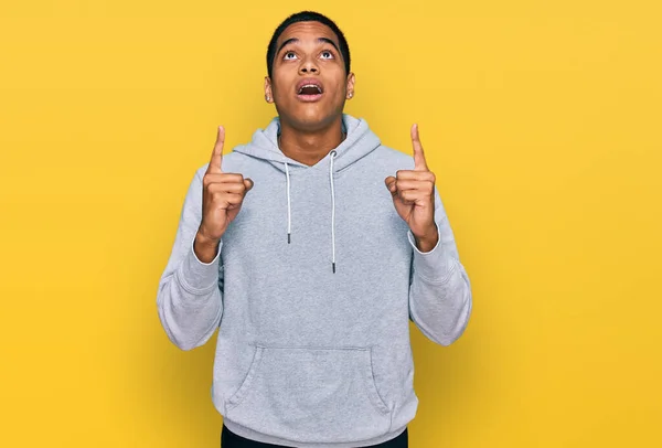 Ung Stilig Hispanic Man Bär Casual Sweatshirt Förvånad Och Förvånad — Stockfoto