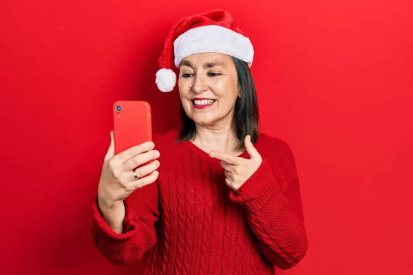 Μεσήλικας Ισπανίδα Γυναίκα Φορώντας Χριστουγεννιάτικο Καπέλο Έχοντας Βιντεοκλήση Χρησιμοποιώντας Smartphone — Φωτογραφία Αρχείου