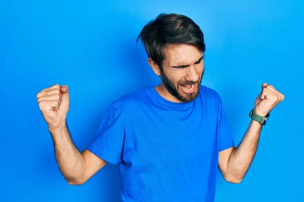 Jonge Latijns Amerikaanse Man Casual Kleding Dansen Gelukkig Vrolijk Glimlachend — Stockfoto