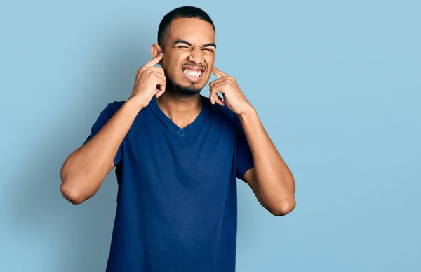 Jeune Homme Afro Américain Portant Shirt Décontracté Couvrant Les Oreilles — Photo