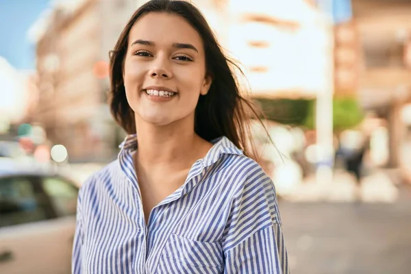 Joven Chica Hispana Sonriendo Feliz Pie Ciudad — Foto de Stock