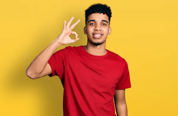 Ung Afrikansk Amerikan Man Bär Casual Röd Shirt Ler Positivt — Stockfoto