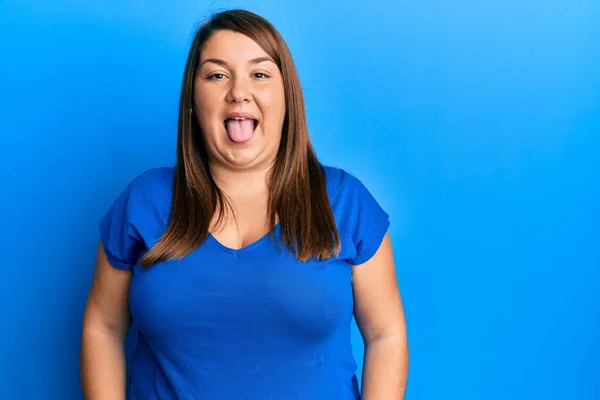 Linda Morena Size Mulher Vestindo Casual Azul Shirt Furando Língua — Fotografia de Stock