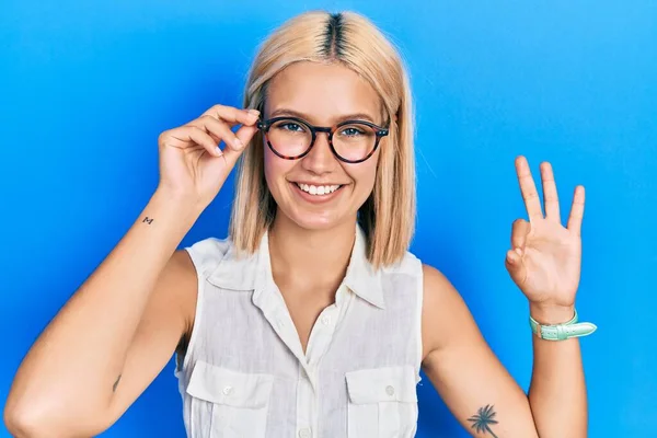 Vacker Blond Kvinna Bär Glasögon Gör Tecken Med Fingrar Leende — Stockfoto