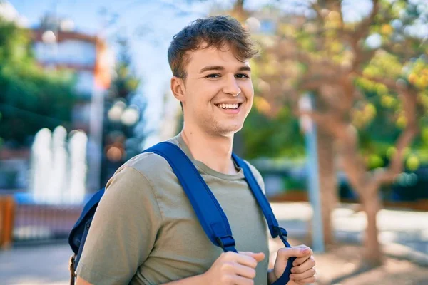 若い白人観光客の男が笑顔で街に立って — ストック写真