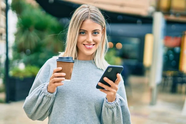 Jong Blond Meisje Met Behulp Van Smartphone Het Drinken Van — Stockfoto