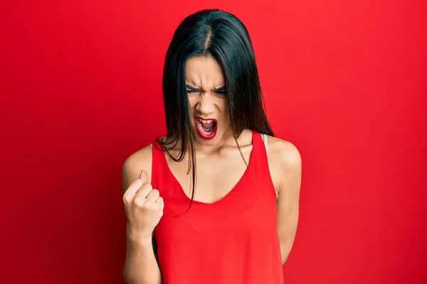 Kolsuz Tişörtlü Sinirli Kızgın Genç Spanyol Kız Öfkeyle Bağırırken Sinirli — Stok fotoğraf