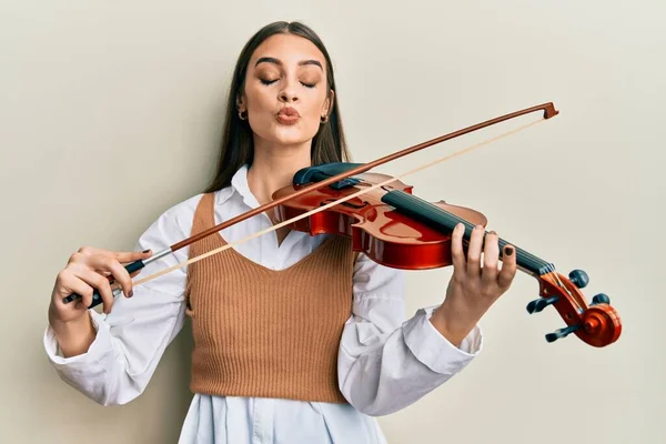 Красивая Брюнетка Молодая Женщина Играющая Скрипке Глядя Камеру Дула Поцелуй — стоковое фото