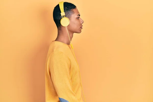 Ung Afrikansk Amerikansk Kille Lyssnar Musik Med Hörlurar Som Tittar — Stockfoto