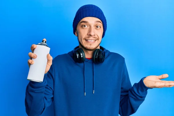 Jovem Hispânico Vestindo Camisola Segurando Graffiti Spray Celebrando Realização Com — Fotografia de Stock