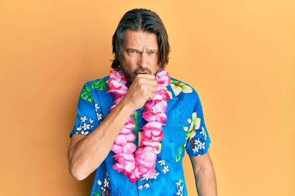 中世のハンサムな男は 夏のシャツとハワイのレイを着て気分が悪く 風邪や気管支炎の症状として咳をします ヘルスケアの概念 — ストック写真