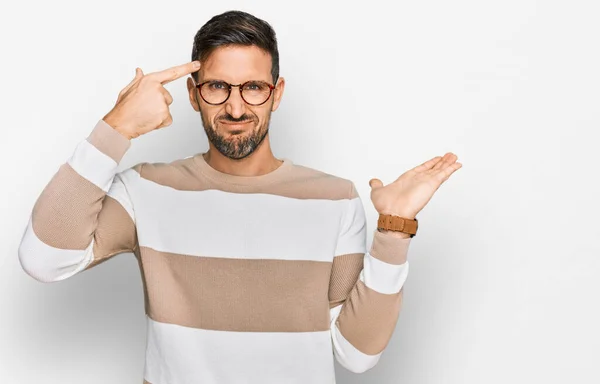 Homem Bonito Com Barba Vestindo Roupas Casuais Óculos Confusos Irritados — Fotografia de Stock