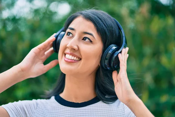 Joven Mujer Hispana Sonriendo Feliz Escuchando Música Usando Auriculares Ciudad — Foto de Stock