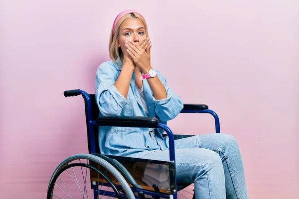 Красивая Блондинка Сидящая Инвалидной Коляске Потрясена Закрывая Рот Руками Ошибку — стоковое фото