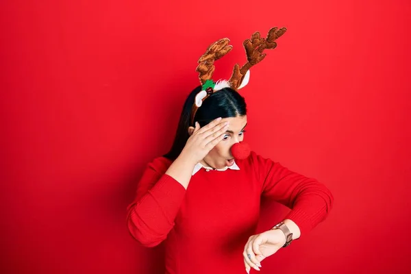 Jovem Hispânica Usando Chapéu Natal Veado Nariz Vermelho Olhando Para — Fotografia de Stock