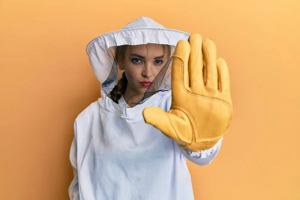 Bella Donna Caucasica Bionda Che Indossa Protettiva Uniforme Apicoltore Facendo — Foto Stock