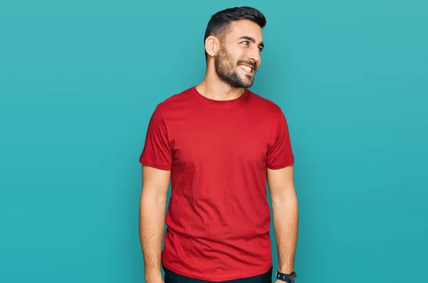 Junger Hispanischer Mann Lässiger Kleidung Der Mit Einem Lächeln Gesicht — Stockfoto