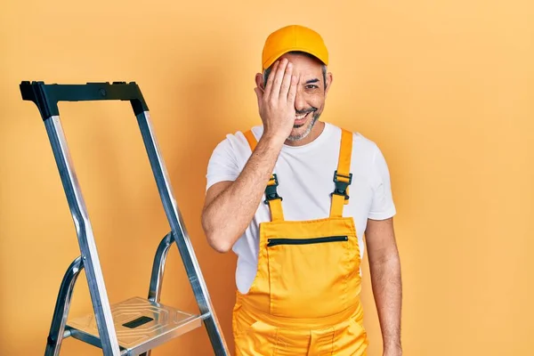 Stilig Medelålders Man Med Grått Hår Håller Stege Täcker Ena — Stockfoto